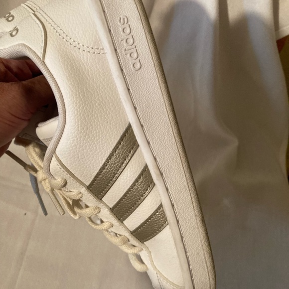 Adidas 7.5 US white with silver 3 stripes - Picture 4 of 5